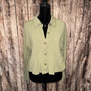 Green button down cropped overshirt 🌿